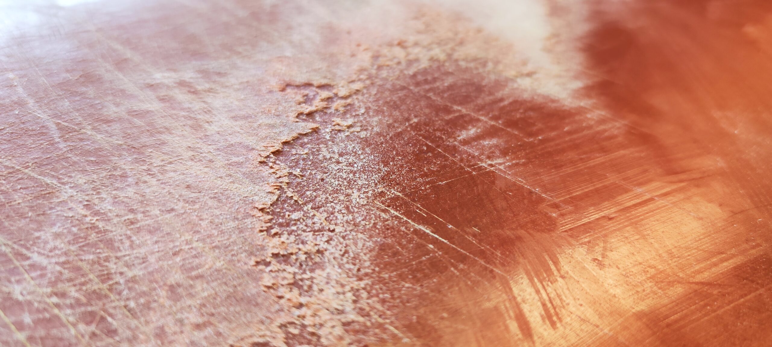 So sieht früher oder später jedes Schneidebrett aus Kunststoff aus. In den Schnittspuren sammeln sich Partikel die unangenehm riechen und es entstehen Flecken. In der Mittel wurde die Oberfläche bereits mit dem Hygiene-Schaber regeneriert.